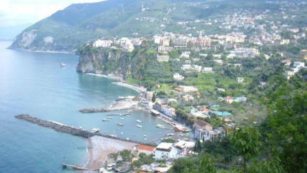 Vico Equense, lidi abusivi e lavoratori a nero a Seiano: inchiesta e sequestri 