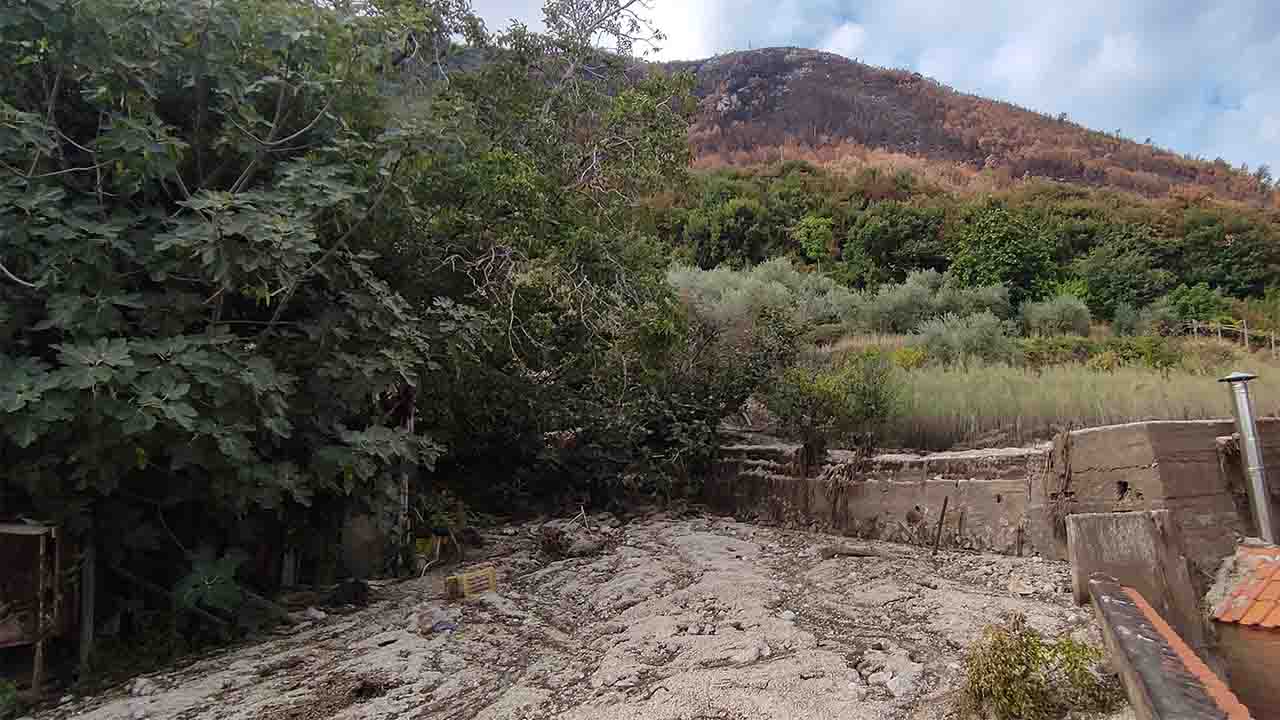 Gragnano. Incendi e frane sul Monte Pendolo, i residenti: “Abbiamo paura”