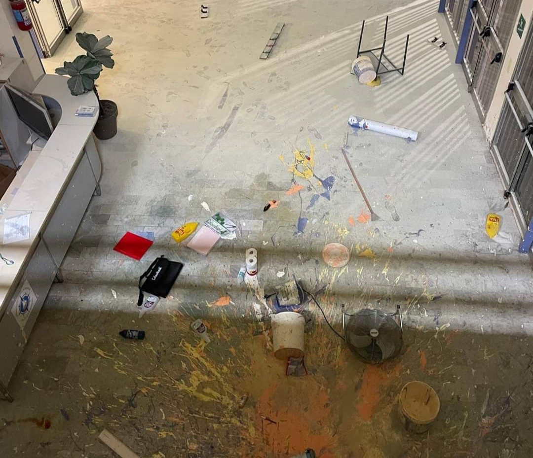 Scuola vandalizzata nel napoletano, ci pensano sindaco e volontari a ripulire tutto
