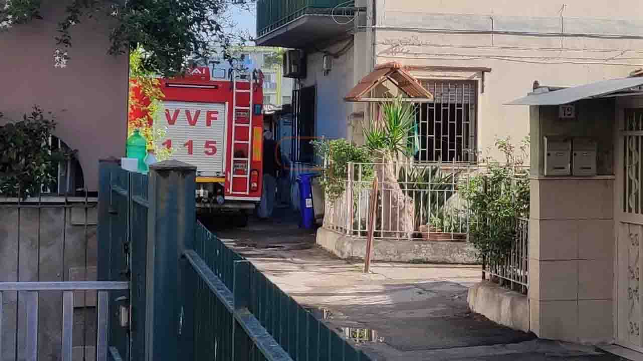Torre Annunziata, carta sulla stufa innesca incendio: salvate sei persone