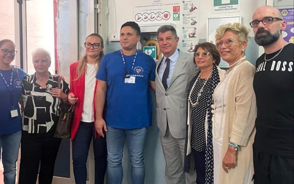 Castellammare, dopo l'intervento al cuore di Mariarosaria la famiglia dona defibrillatore alla scuola  