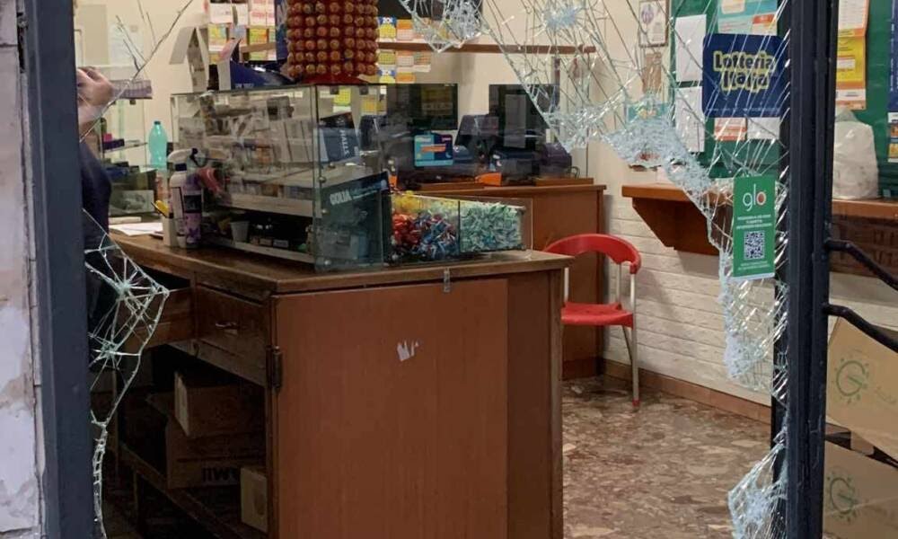 Castellammare, raid in tabaccheria nella notte Vicinanza: 'Serve risposta forte'