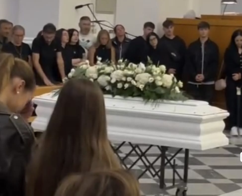 Torre del Greco, studente precipita dalla finestra a scuola: tanti ragazzi al funerale del sedicenne 