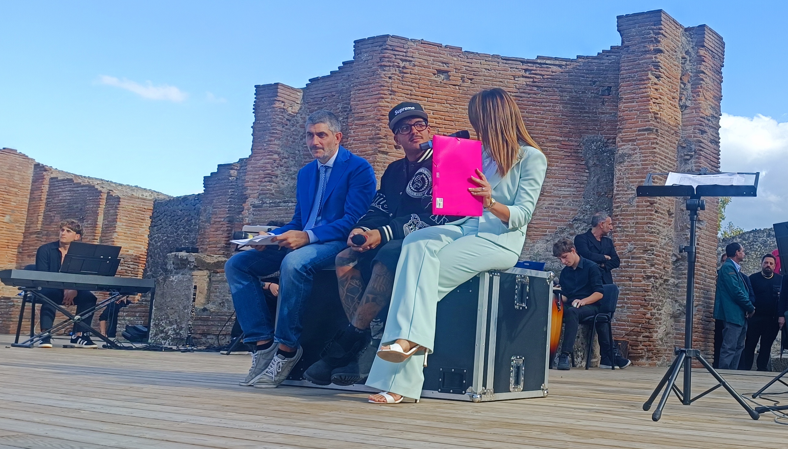 Geolier agli studenti a Pompei: 'Studiate, è meglio un libro di una pistola'