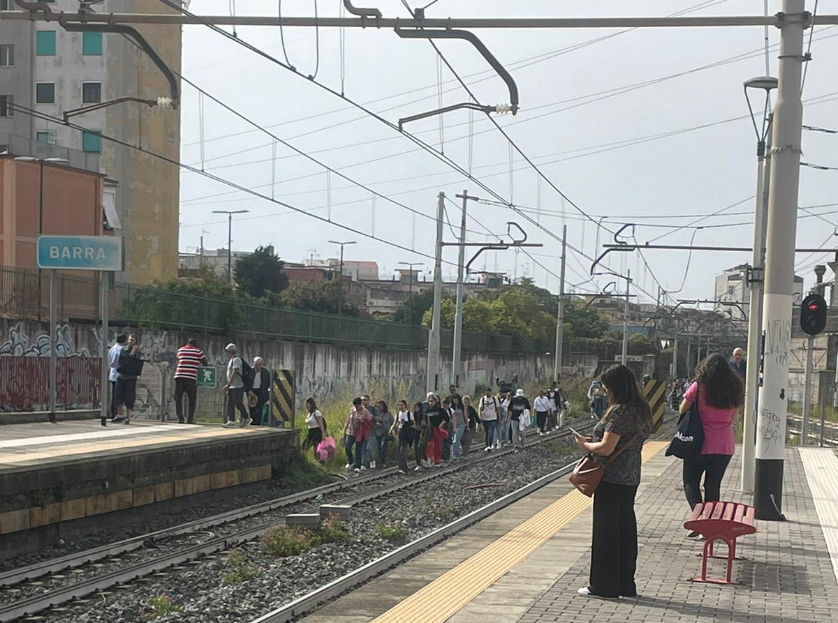 Circum, treno in avaria a Barra: stop alle linee di Sorrento e Sarno