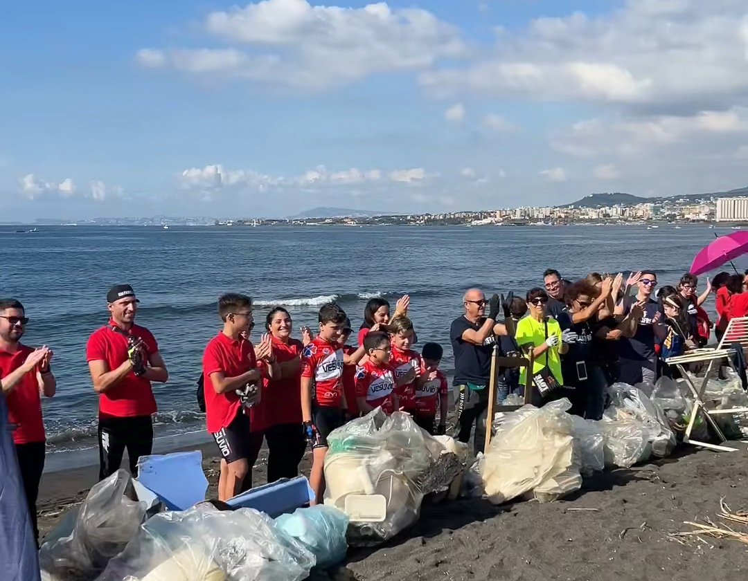 Spiaggia di Rivogliano, volontari Plastic free raccolgono quintali di rifiuti: 'Anche cateteri sporchi'