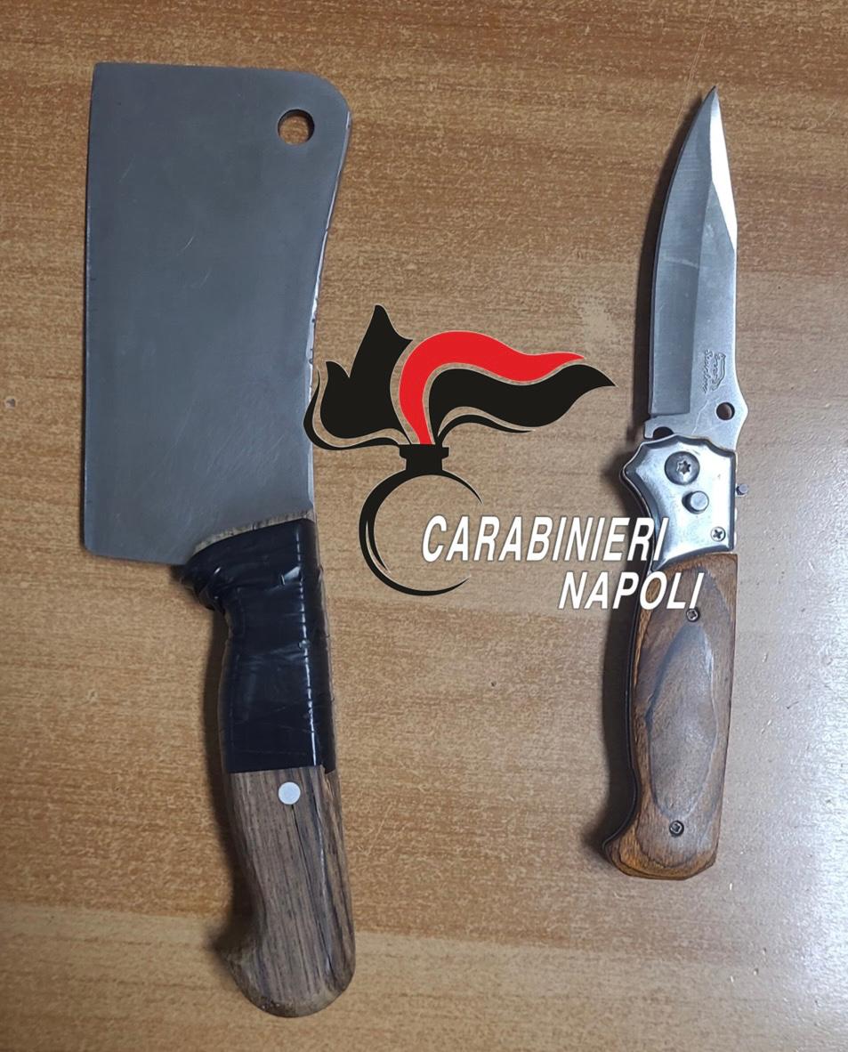 Tredicenne in strada con una mannaia nel napoletano: 'Ci dobbiamo difendere'