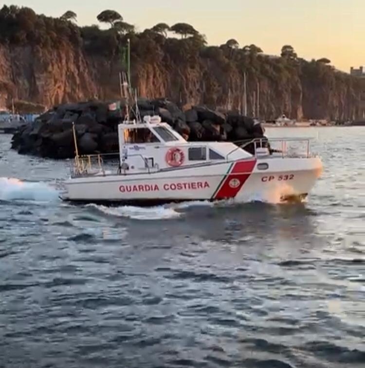 Castellammare, guida motoscafo vicino alla costa e senza patente: denuncia e sanzione 