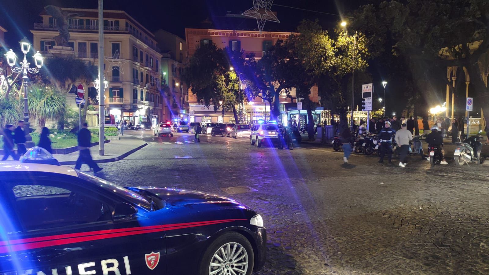 Da Castellammare a Gragnano, controlli nelle piazze della movida: ventenne armato di coltello 