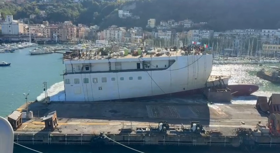 Castellammare, è il giorno del varo: la nave della Viking prende il largo 