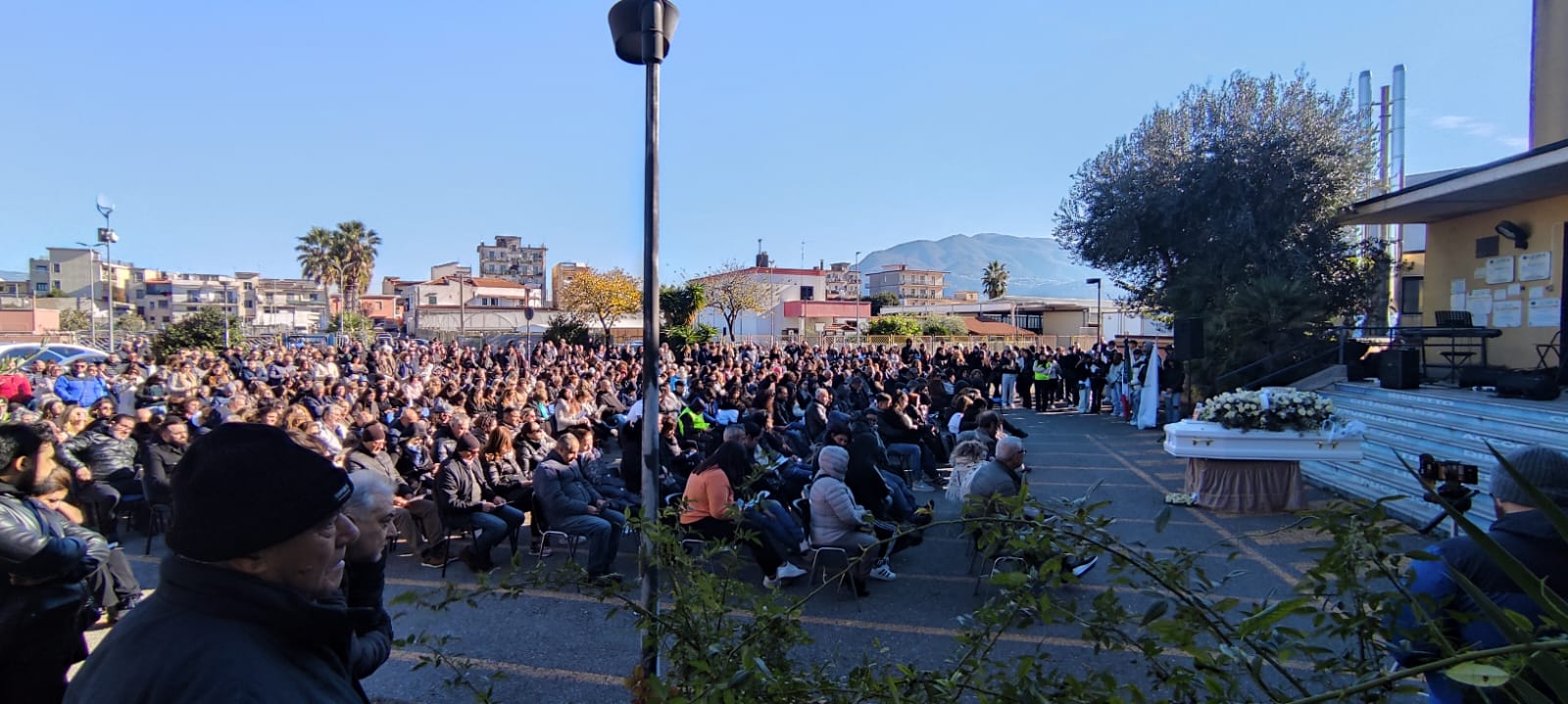 Castellammare, folla e lacrime per l'addio ad Alessia: 'Davi il cuore per gli altri'