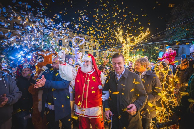 Sorrento apre il villaggio di Babbo Natale, si parte con la sfilata di elfi e folletti