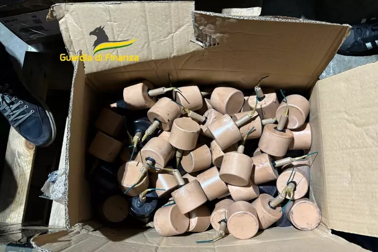 Castellammare, botti illegali in un box: scoperti 242 petardi