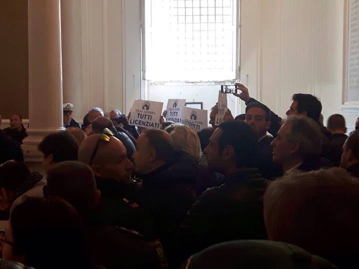 Terme di Stabia, consiglio bloccato dagli ex dipendenti. Le forze dell'ordine sgomberano l'aula