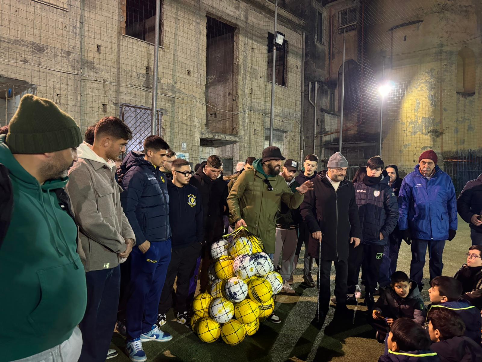 Castellammare, i giocatori della Juve Stabia dai bambini del centro antico: selfie e autografi 