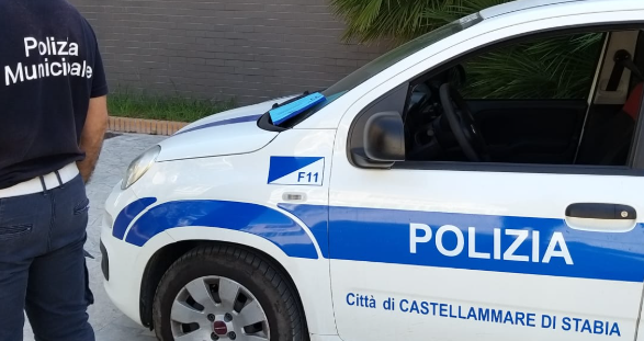 Castellammare, uomo in pericolo mentre fa kitesurf: salvato dai Vigili Urbani