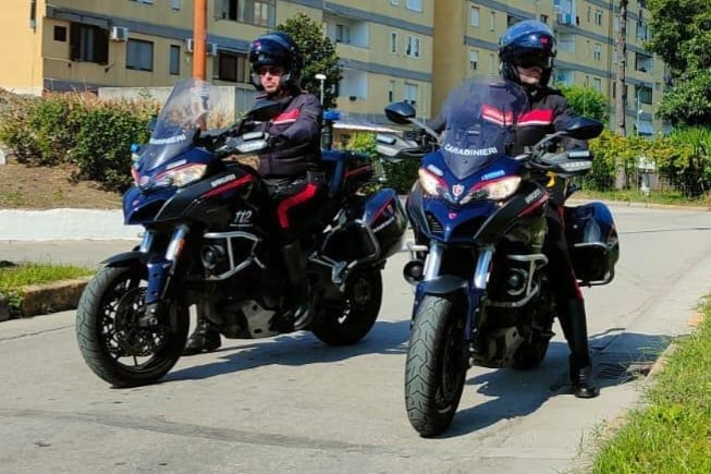 San Giorgio a Cremano, prende a pugni i genitori e minaccia di incendiare casa: arrestato 