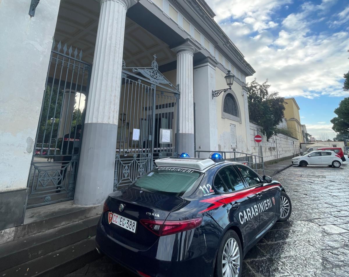 Portici, raid al cimitero: sparano contro una porta 