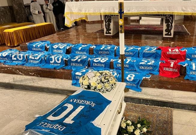 Daniele tifoso del Napoli muore a 12 anni, sull'altare le maglie degli azzurri 