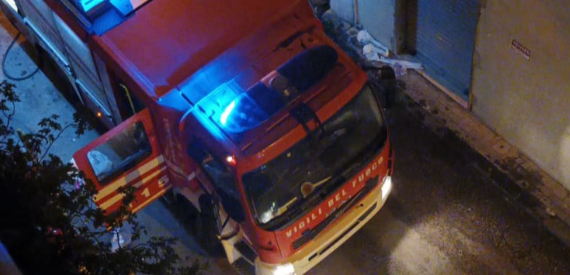 Paura nel napoletano, appartamento in fiamme: salvato anziano