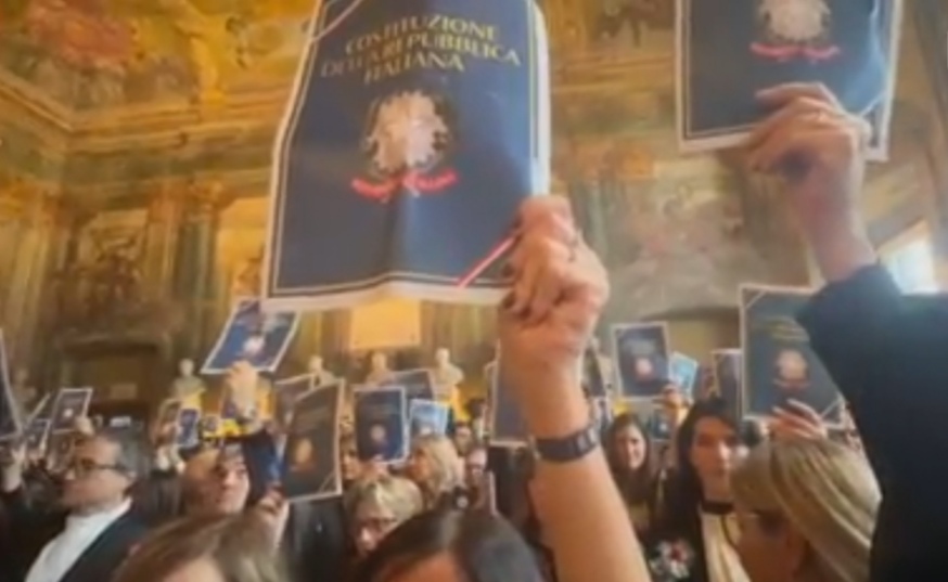 Nordio a Napoli, la protesta dei magistrati contro la riforma: cartelli e costituzione alzata 