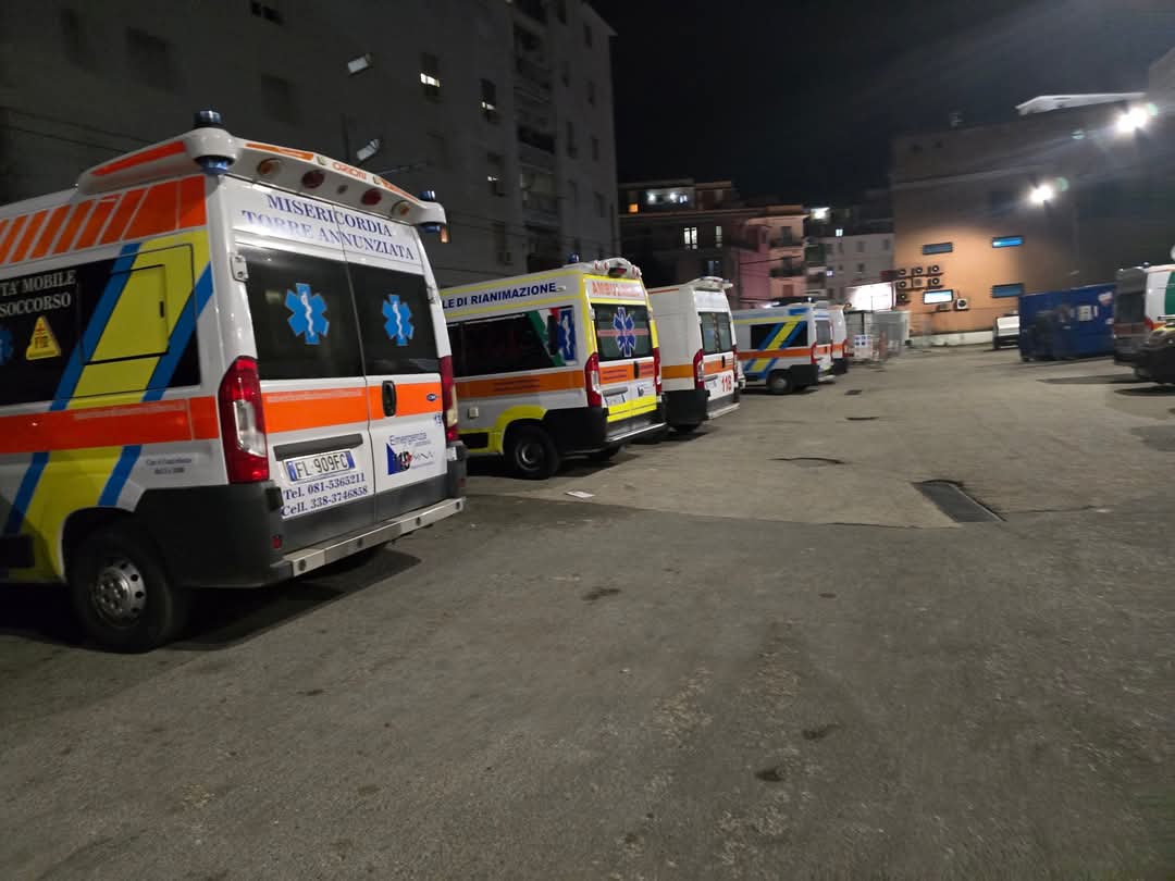 Castellammare, pronto soccorso in tilt: pazienti sulle barelle e ambulanze bloccate 
