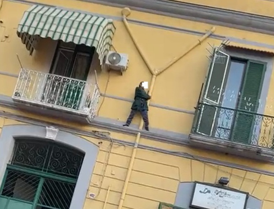 Uomo in bilico sul cornicione, paura a Torre Annunziata: salvato
