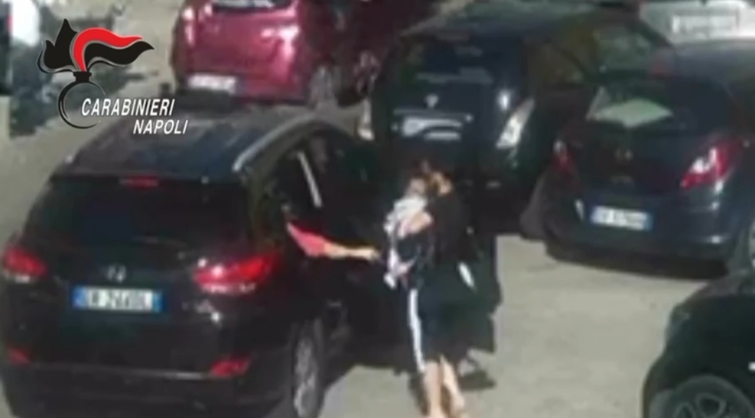 Castellammare, operazione antidroga mamma spaccia con neonato in braccio: decine di arresti 