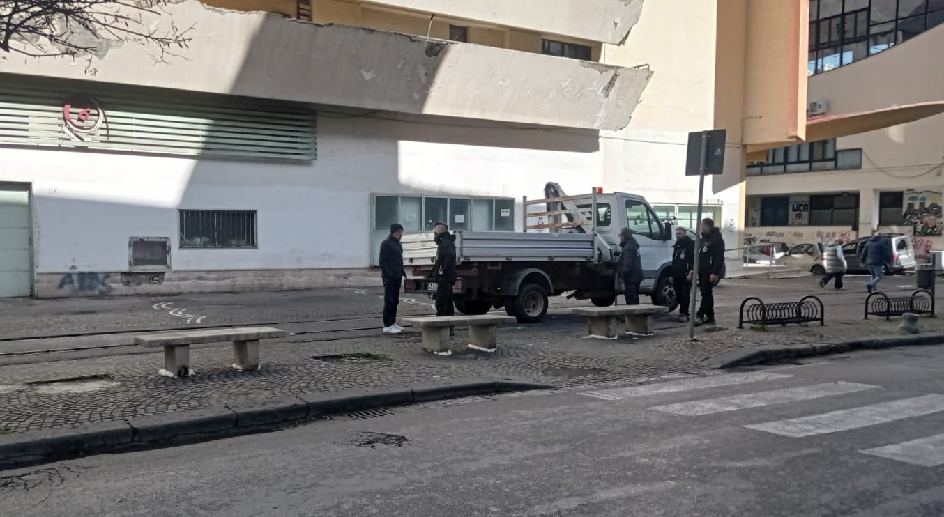 Castellammare, panchine sul lungomare anti sosta selvaggia 