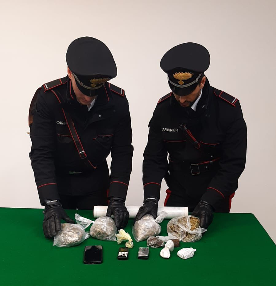 Castellammare, un droga shop in casa: arrestati padre e figlio 