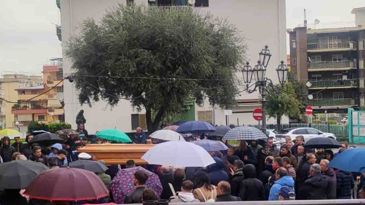 Gragnano. Addio a Nicola Sicignano, l'ultimo saluto tra lacrime e dignità
