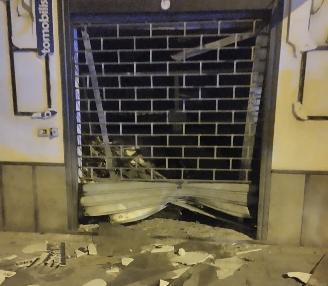 Santa Maria la Carità, paura nella notte: bomba carta contro un'agenzia di pratiche auto