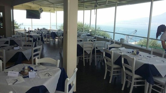 Castellammare, abusi edilizi e danni all'ambiente: chiuso ristorante 