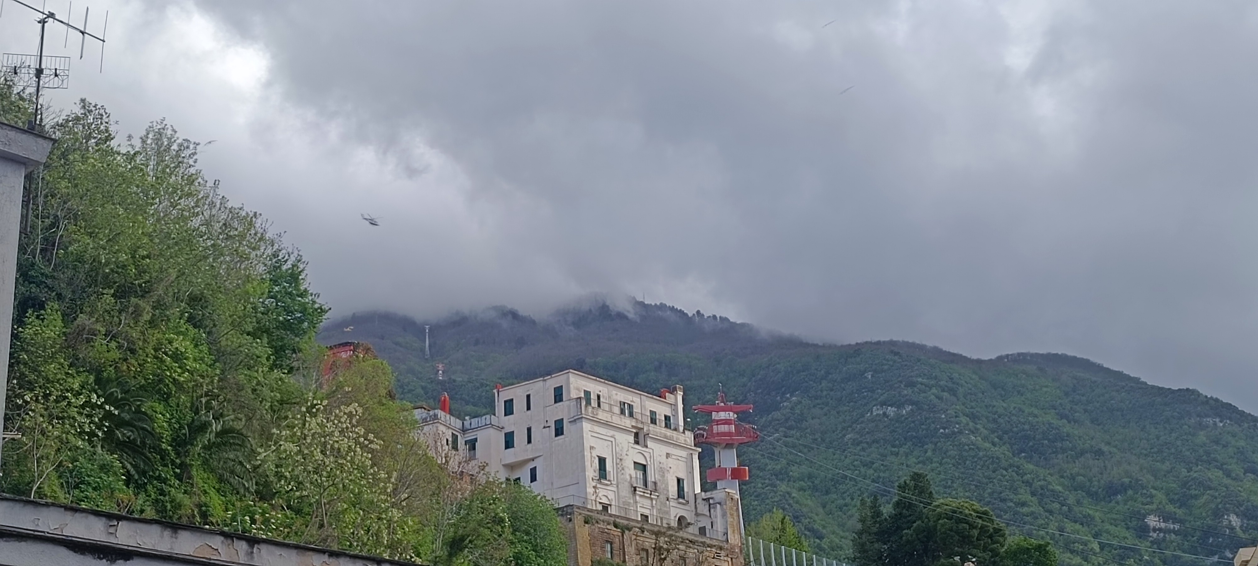 Disastro funivia, in un video la cabina che ondeggia e sparisce nella nebbia: morta una coppia di inglesi 