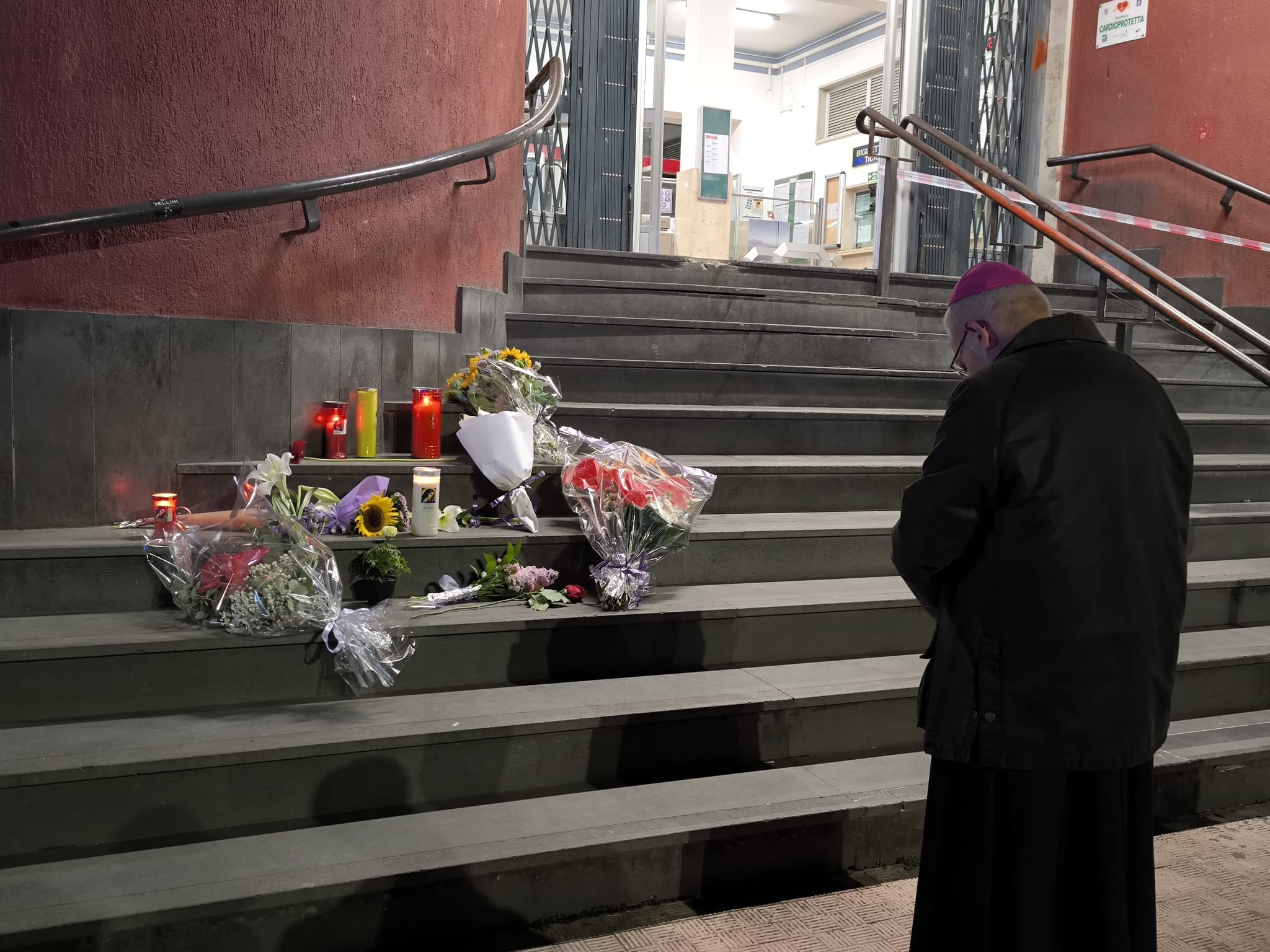 Castellammare, disastro funivia: il vescovo Alfano prega davanti alla stazione 