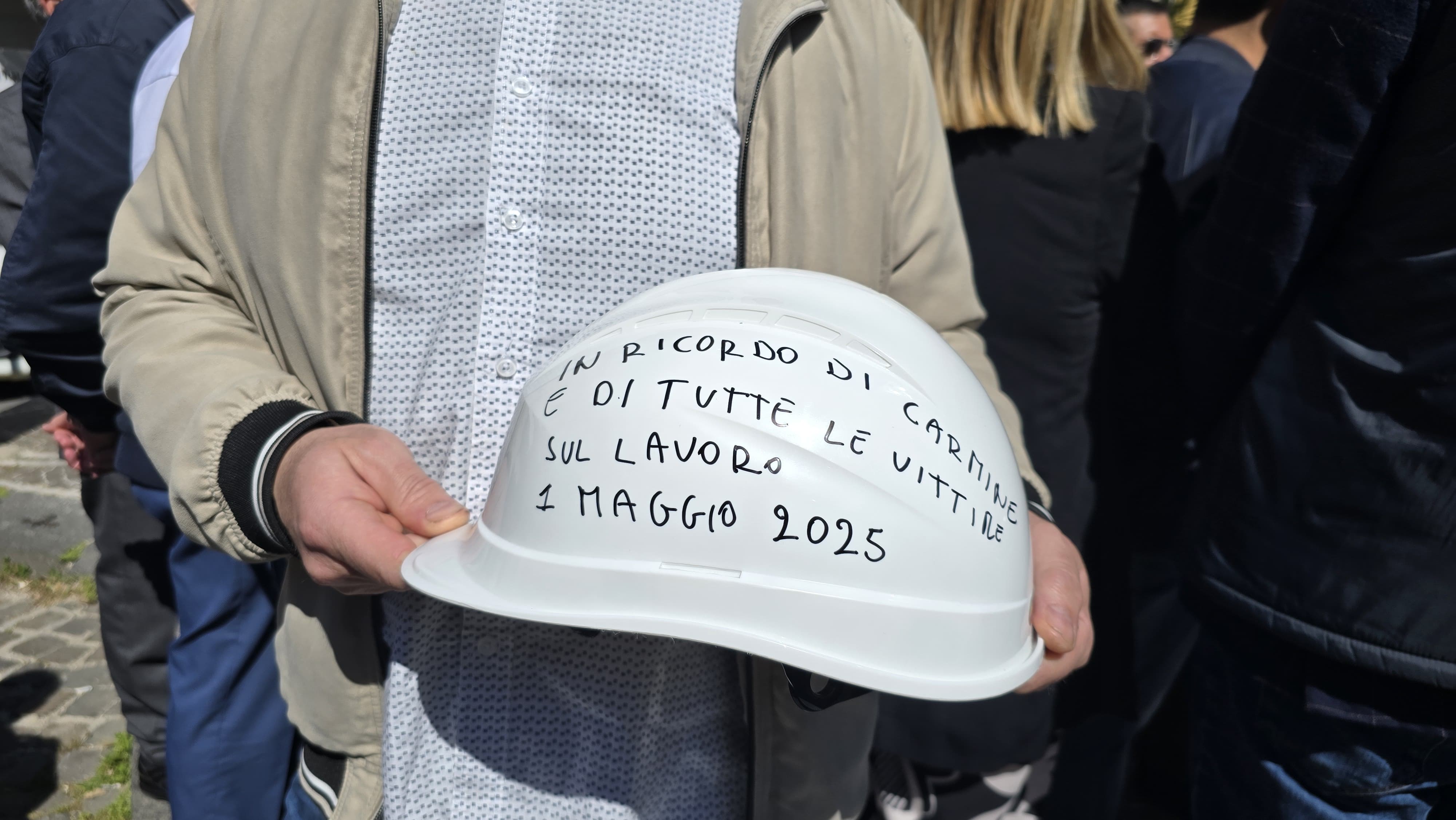 Castellammare, primo maggio in memoria di Carmine Parlato: fiori e un casco nella stazione della funivia 