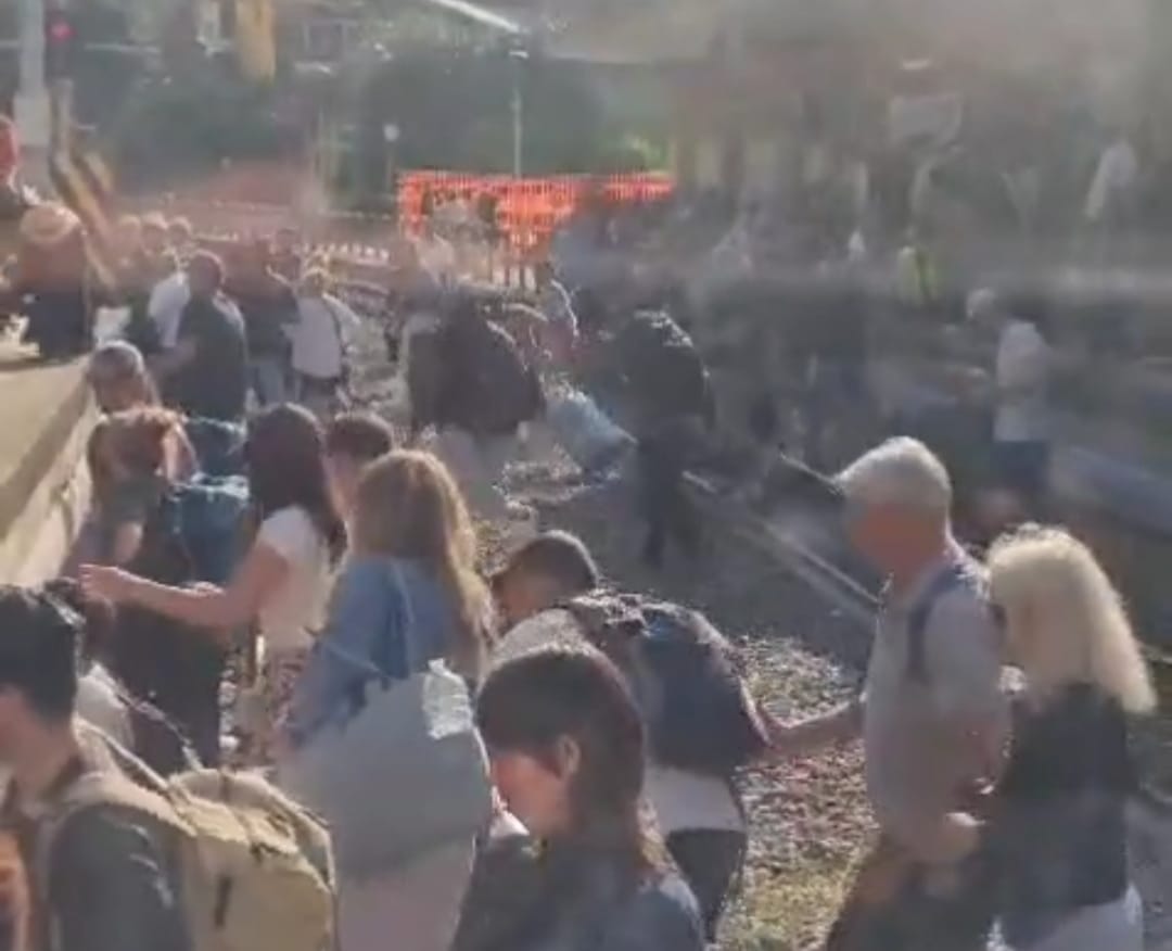 Castellammare, treno Circum deragliato caos nelle stazioni e allarme sicurezza