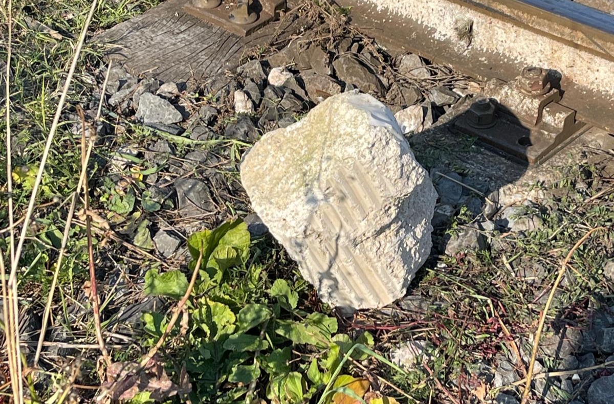 Circum, dopo il giorno più nero i treni tornano regolari e Eav: 'Colpa di una pietra'