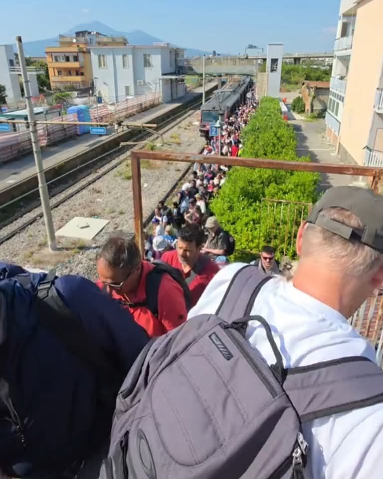 Circum, i pendolari contro il numero chiuso: 'Eav ha l'obbligo di garantire il viaggio a tutti'