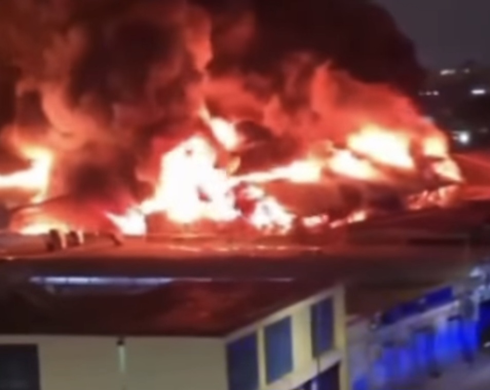 Paura a Napoli, incendio nella notte: tre capannoni industriali distrutti dalle fiamme 