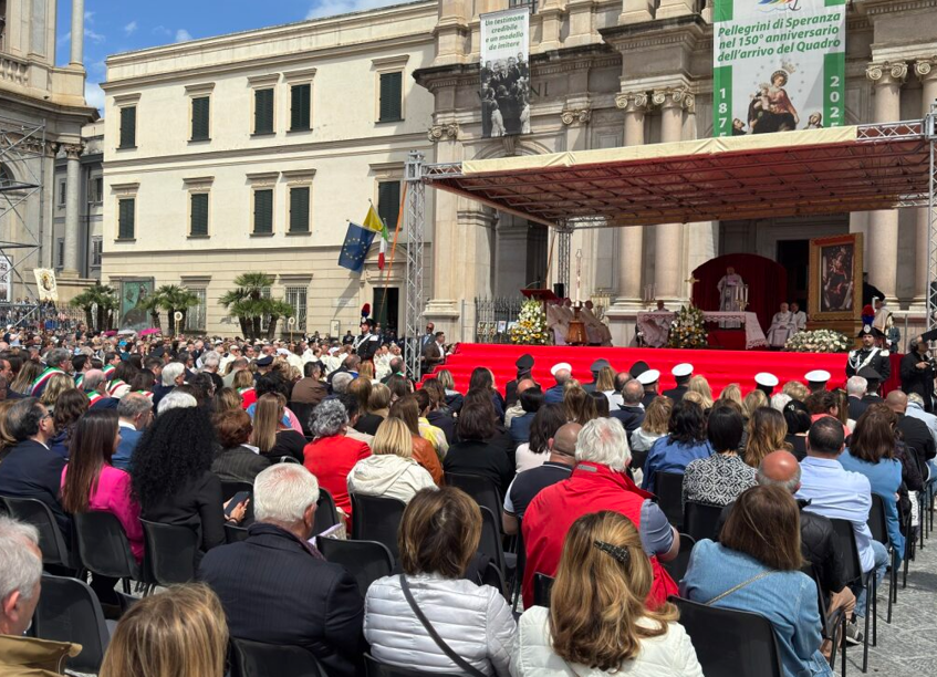 Pompei unita nella fede, è il giorno della Supplica. Il Cardinale Re: 'Il mondo attende il nuovo Papa'