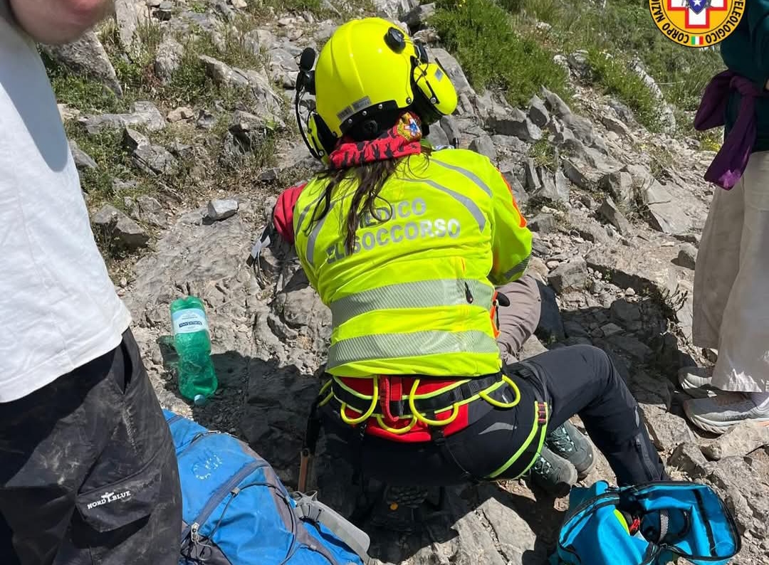Cade in un dirupo sul sentiero degli Dei, turista salvata con l'elicottero 