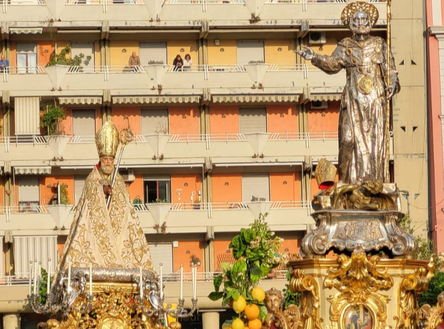 Castellammare, San Catello e Sant'Antonino in processione tra applausi e commozione 