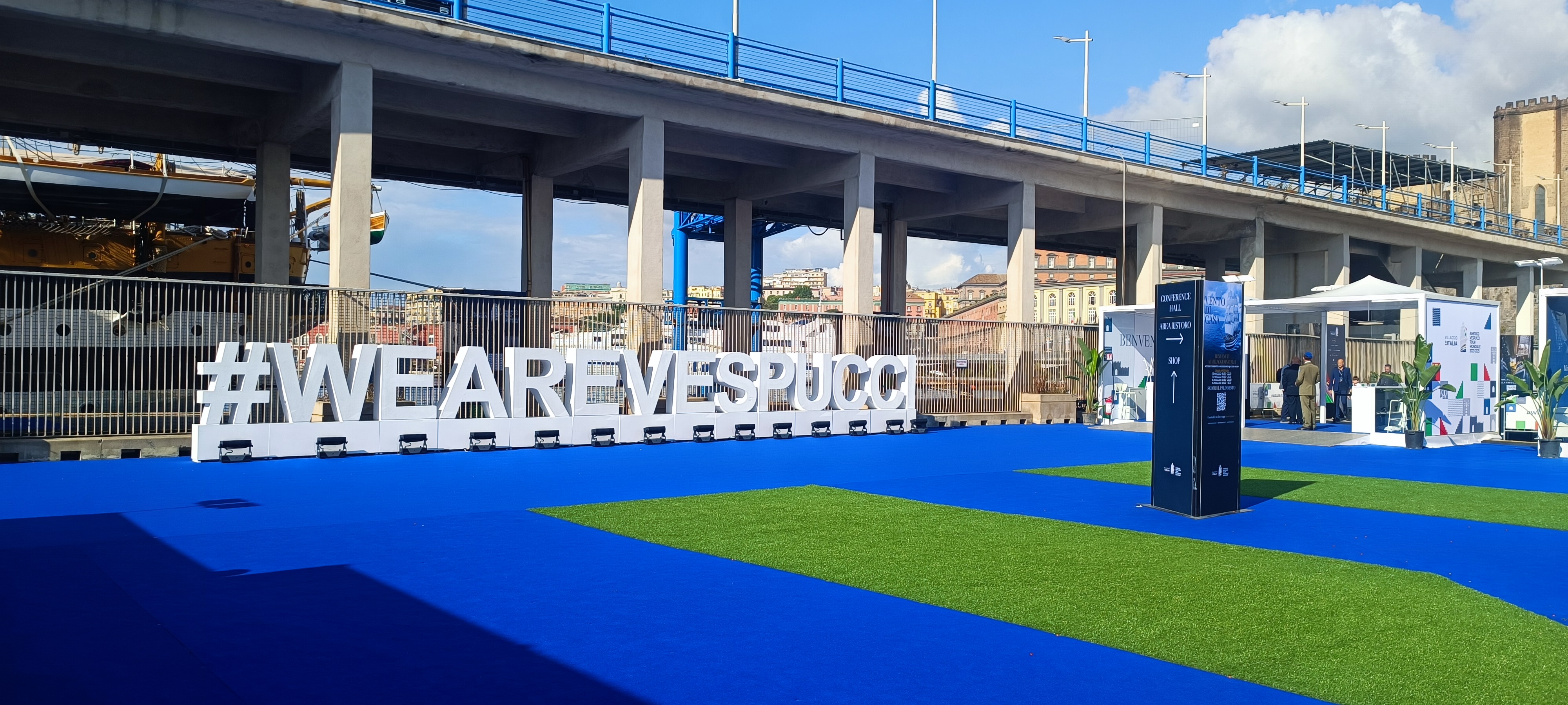 Il Vespucci arriva a Napoli, accolto dai bambini delle scuole e turisti 
