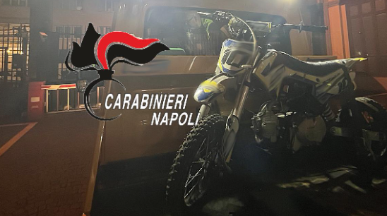 Bimbo di 9 anni guida mini moto tra la folla, alta velocità e manovre a zig zag