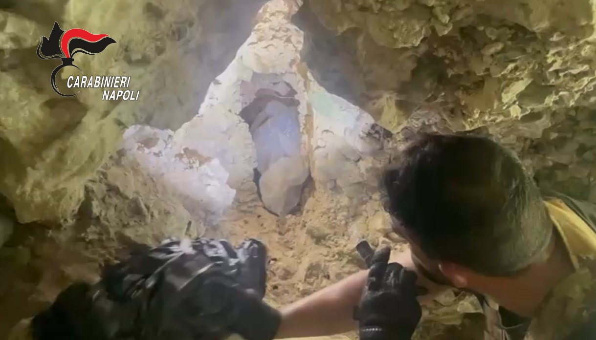 Gragnano, droga e armi nascoste tra la roccia: sequestri nella Giamaica dei Lattari