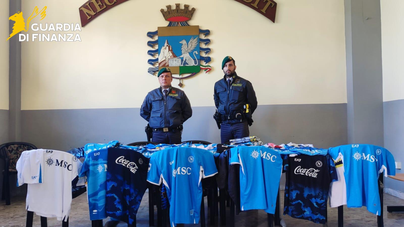 Napoli, febbre scudetto guadagna il mercato del falso: sequestrati 20 mila articoli