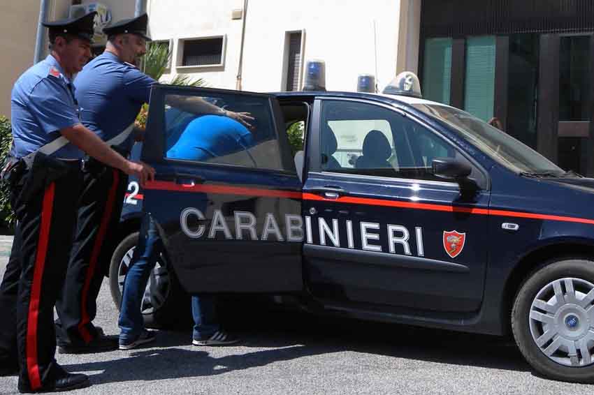 Rapinatori seriali assaltano negozi di stranieri tra Terzigno e Ottaviano, arrestati in due