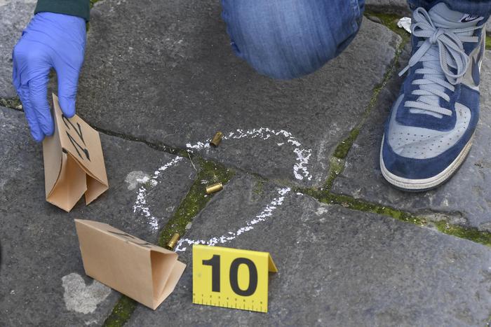 Clan Cesarano, arrestati in otto dopo il verdetto della Cassazione: pizzini e telefoni fino in cella