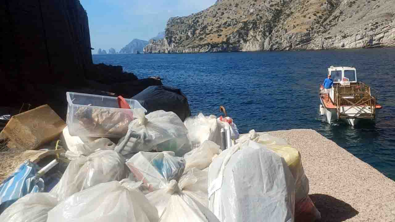 Punta Campanella. Rimossa tonnellata di rifiuti tra Crapolla e Ieranto